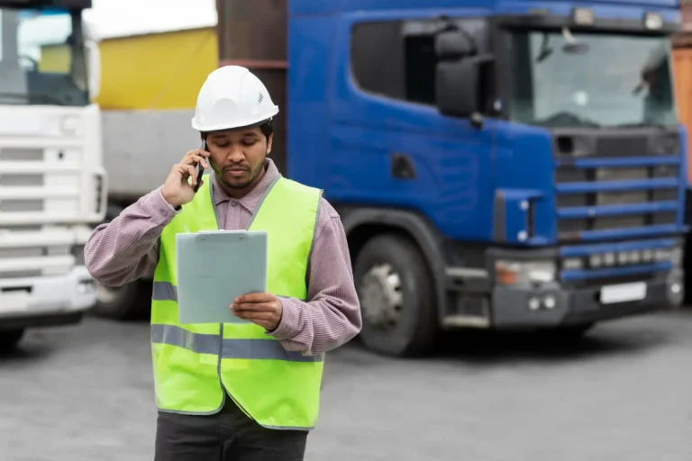 homem conferindo a lista da empresa de transporte de cargas