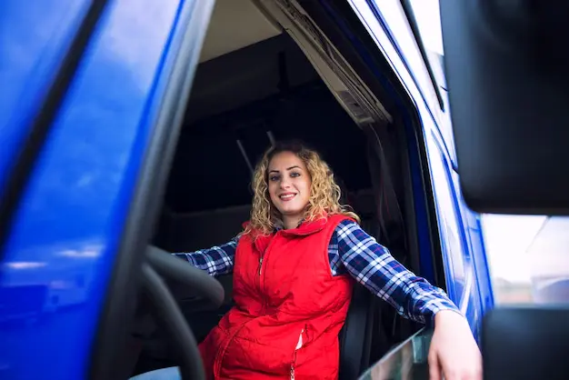 Uma mulher dirige um caminho no transporta rodoviário de cargas mercosul